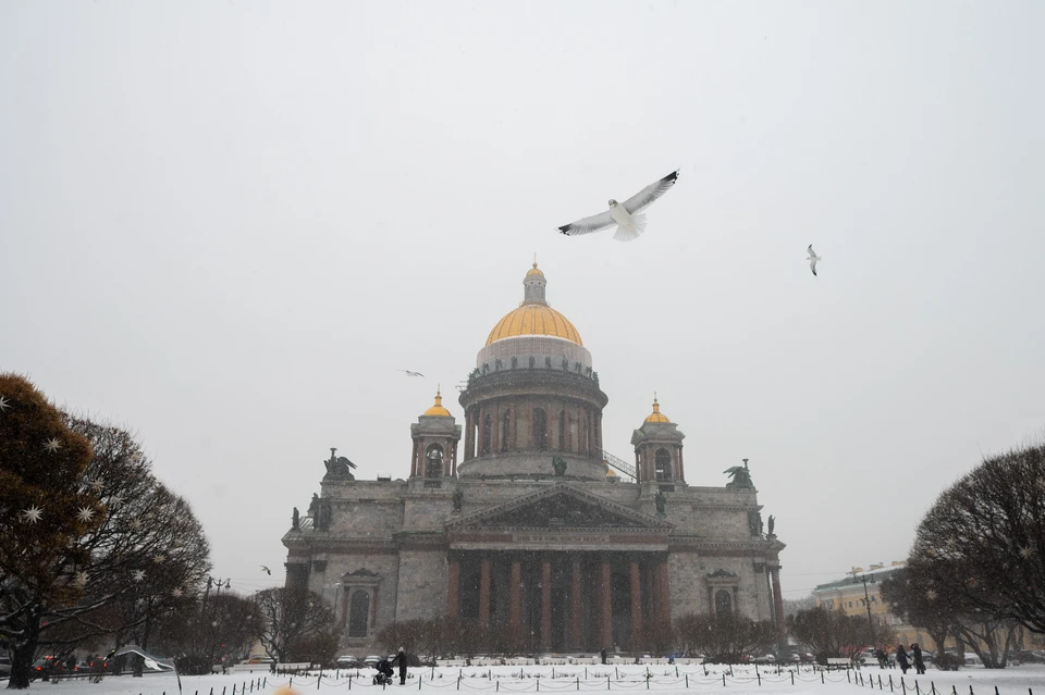 Теплый атмосферный фронт принесет в Петербург небольшой снег.