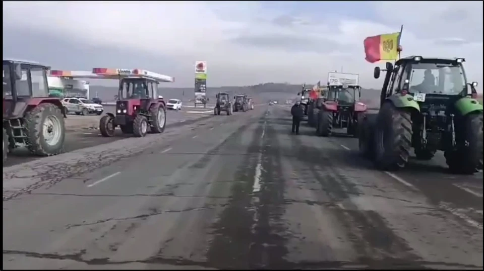 Молдавские фермеры собираются у КПП Леушены. Фото: скриншот видео