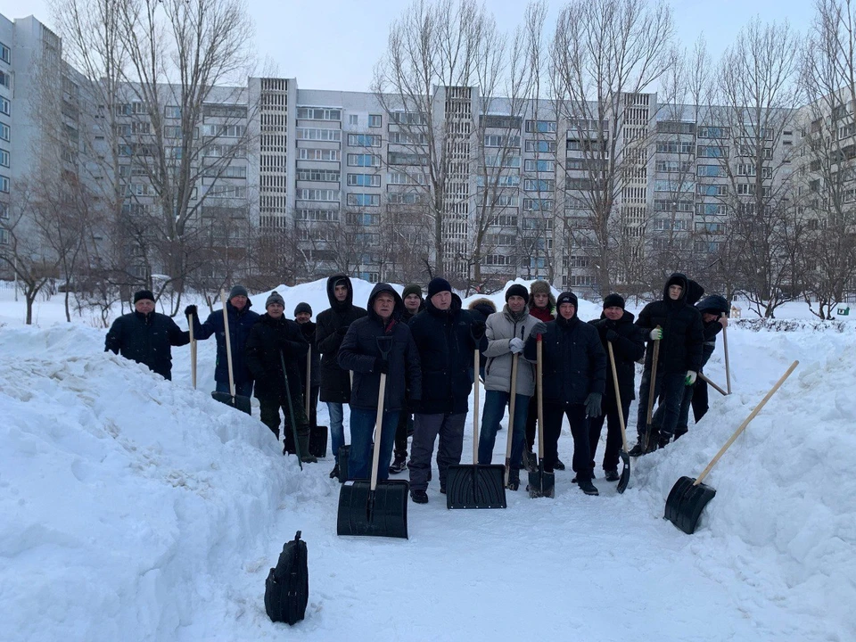 В Ульяновске в двух зимних субботниках приняли участие 4000 человек. ФОТО: администрация Ульяновска