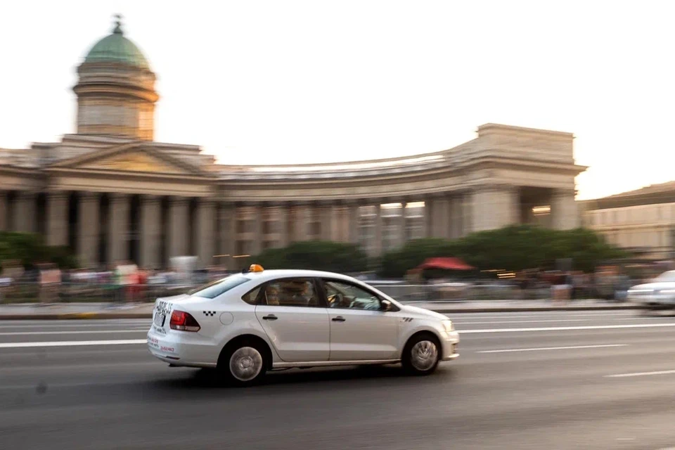 Таксисты в Петербурге теперь будут только с белыми машинами.