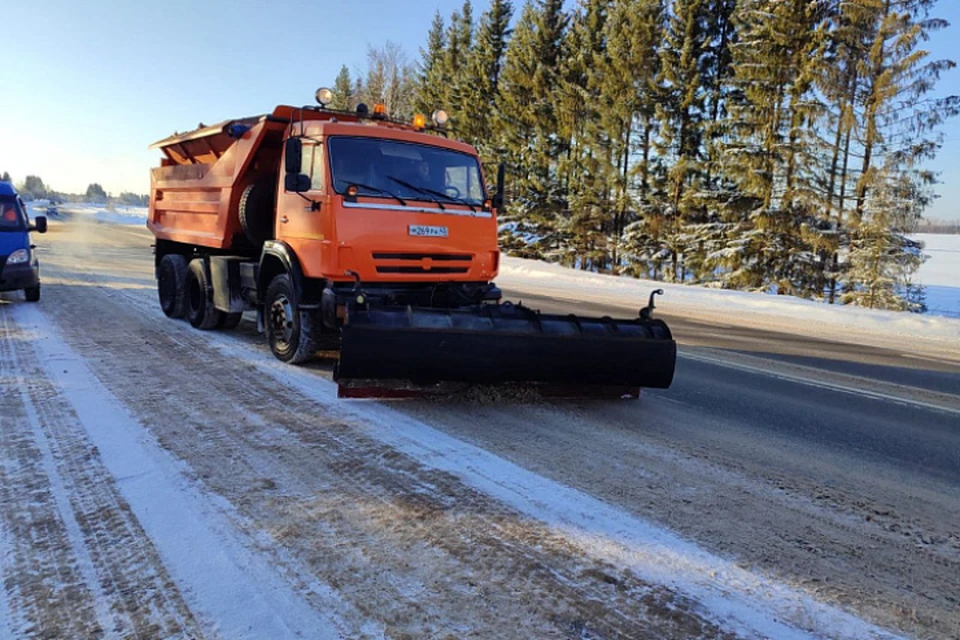 За минувшие сутки на дорогах области распределили более 990 тонн песко-соляной смеси. ФОТО: правительство Кировской области