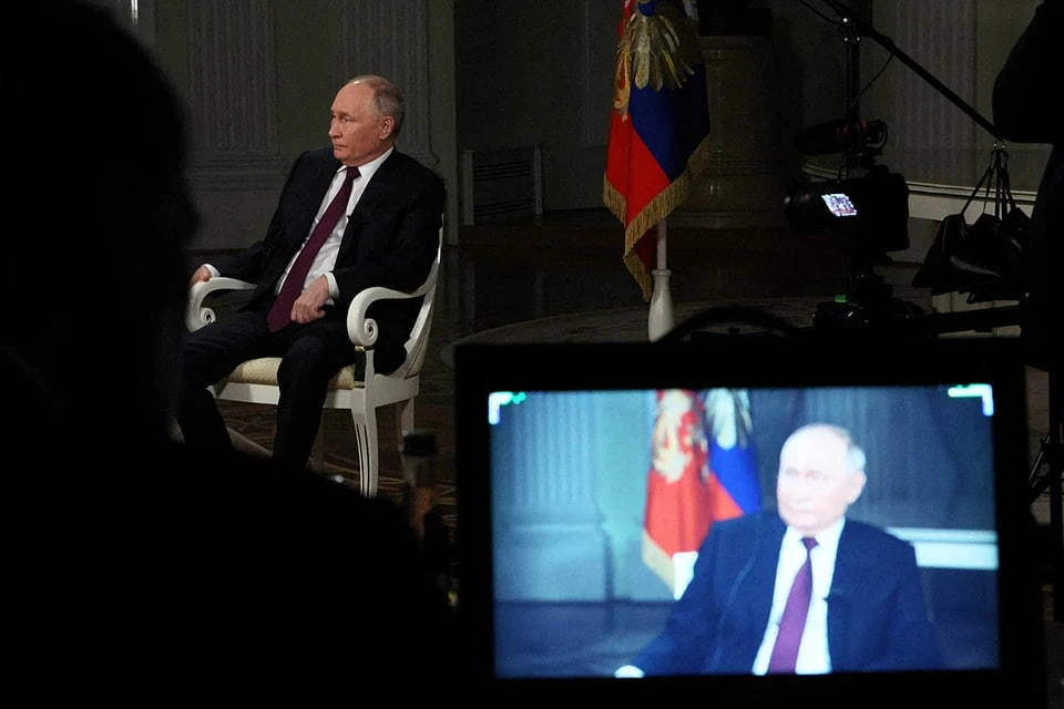 Песков: после интервью Путин и Карлсон пообщались не под запись