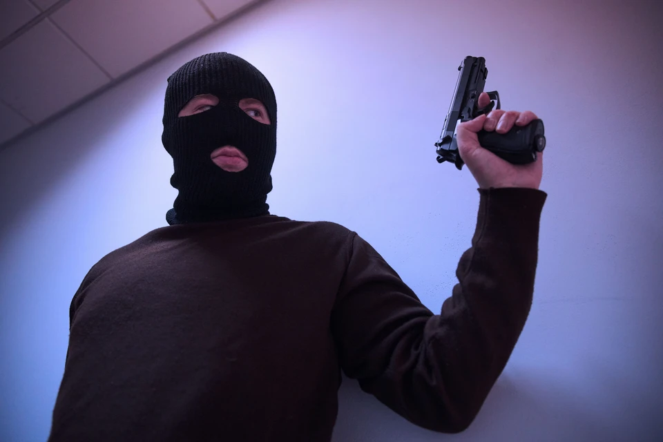 В Хабаровске вооруженный мужчина ограбил отделение банка на 11 миллионов рублей