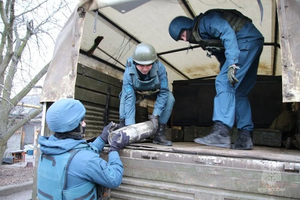 В ДНР 13 февраля выявили и уничтожили около 40 единиц взрывоопасных предметов. Фото: МЧС ДНР