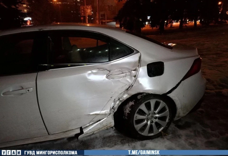 Водитель Kia невнимательно перестроился и столкнулся с Lexus и BMW. Фото: УГАИ ГУВД Мингорисполкома.