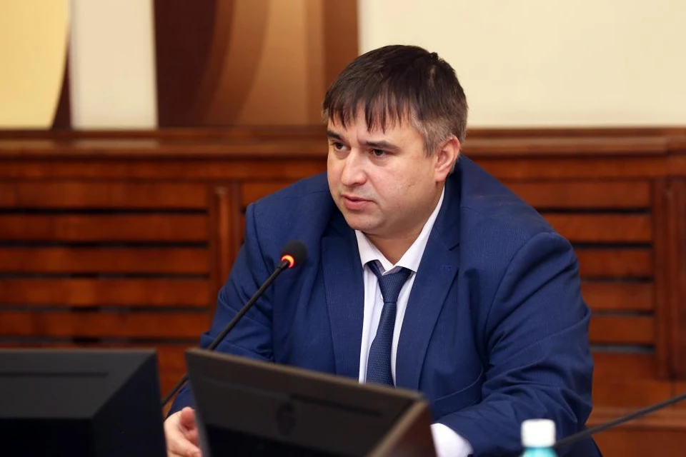 Роман Яковлев подчеркнул, что важно усиливать меры поддержки пчеловодов. Фото: Законодательное собрание Новосибирской области.