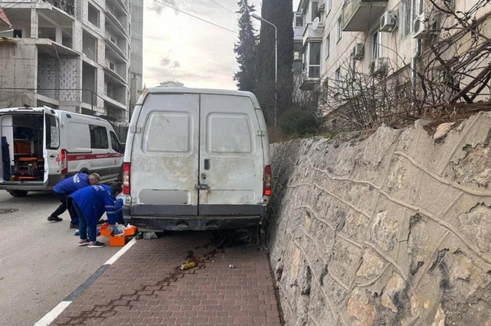Машина без водителя наехала на мальчика, когда он шел по тротуару. Фото: Прокуратура РК