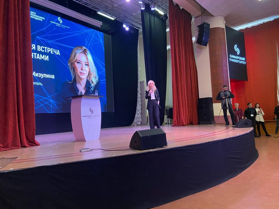 Два часа хрупкая женщина на шпильках держала зал
