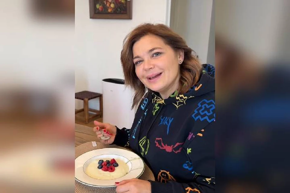 Татьяна порадовала маму манной кашей с ягодами. Фото: страница Ирины Пеговой в социальной сети