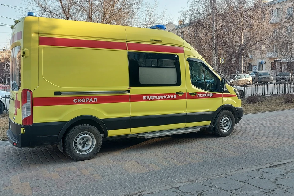 Пациент набросился на приехавших на вызов медиков в квартире.