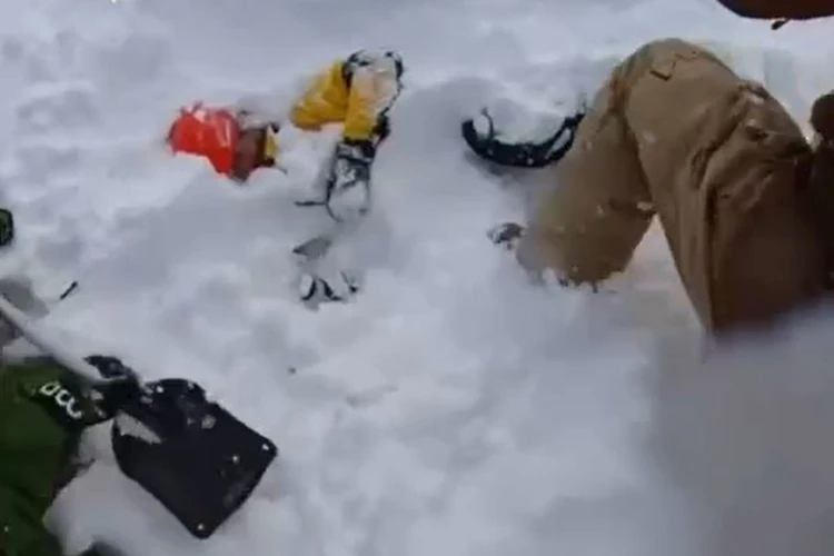 «Мы увидели из снега руку»: сноубордист из Новосибирска спас туриста, которого накрыло лавиной на Розе Хутор