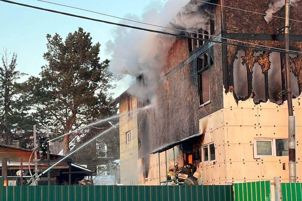 Пожарные спасли школьника с крыши горящего частного дома в Новосибирске. Фото: МЧС по НСО