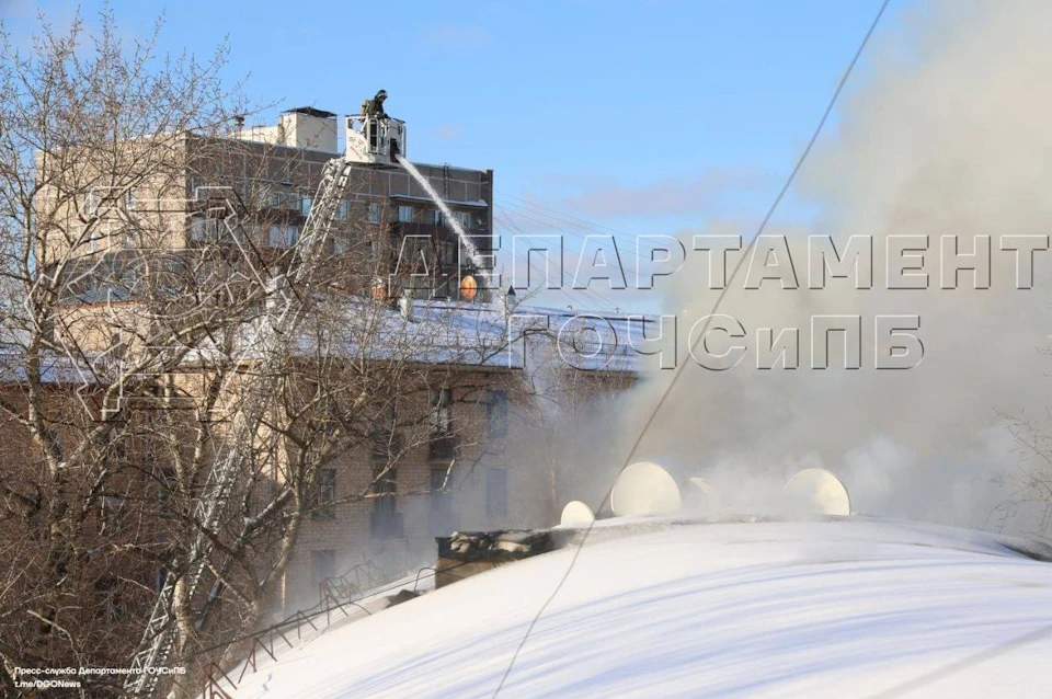 Пожарные потушили возгорание в расселенном здании на севере Москвы Фото: Департамент по делам гражданской обороны, чрезвычайным ситуациям и пожарной безопасности города Москвы