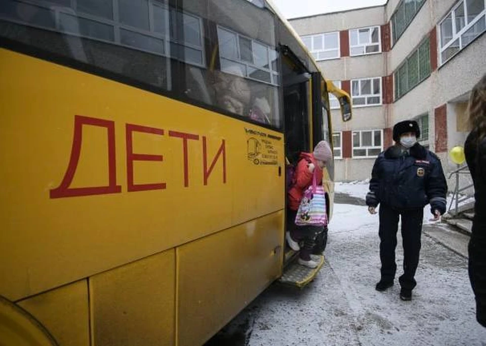 Добропольская школа, имея у себя автобус, не подвозила детей из Новоселовки до учебного учреждения, хотя расстояние между двумя точками превышало 4,5 километра