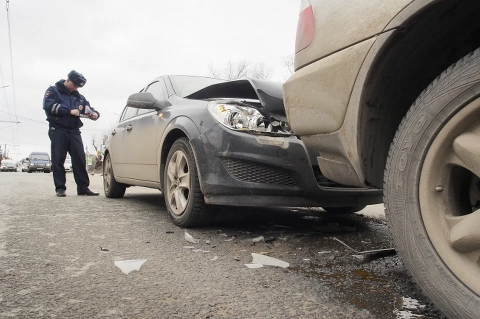 Водитель Toyota Corolla Axio поворачивал налево в районе улицы Бородинская, 42.