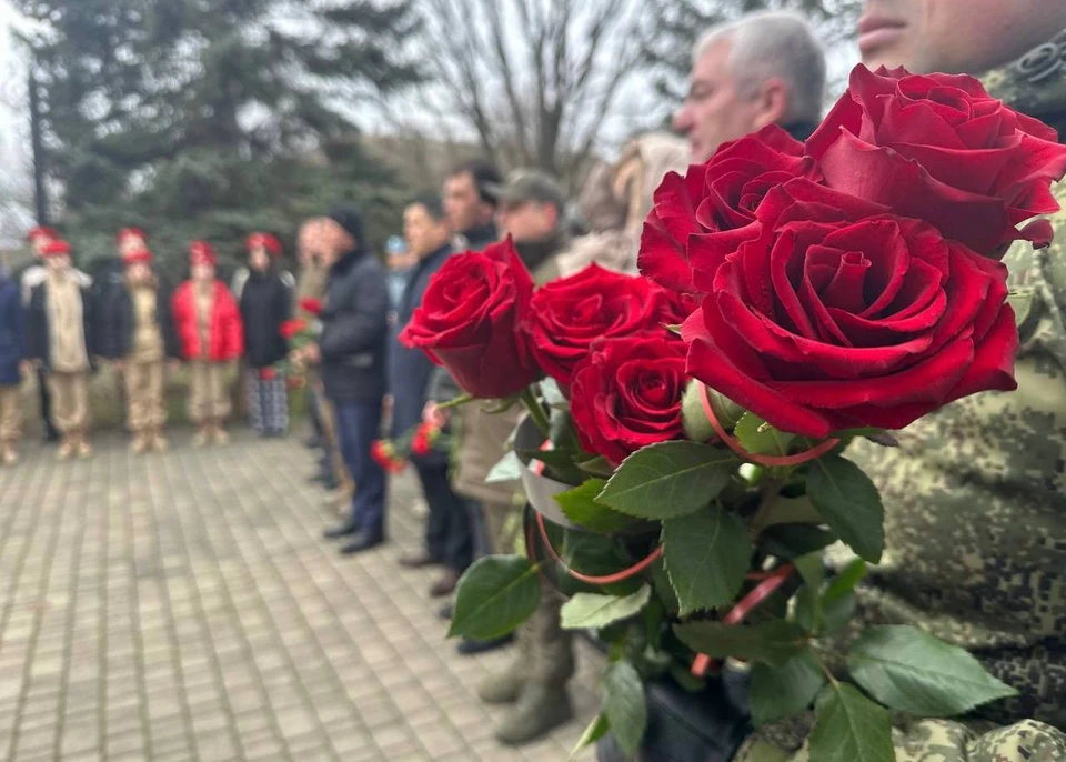 В Геническе 21 февраля прошла церемония возложение цветов к мемориалу Скорбящей Матери. ФОТО: минкульт Херсонской области