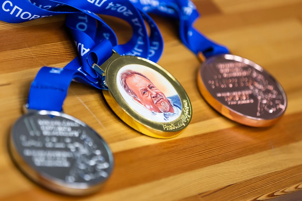 Медали для победителей и призеров изготовили по специальному заказу.