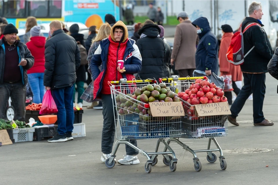 Продавцы нелегально торговали орехами и овощами.