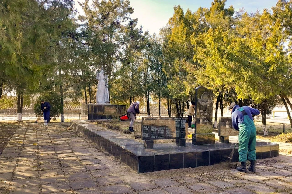 В Каховском округе провели субботник у мемориала героям Великой Отечественной войны Фото: Каховская администрация