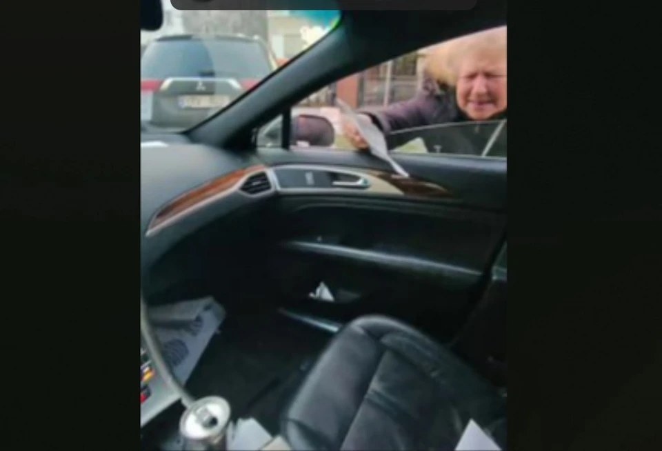 Пенсионерке пришлось просить милостыню на столичных улицах (Фото: скрин с видео).