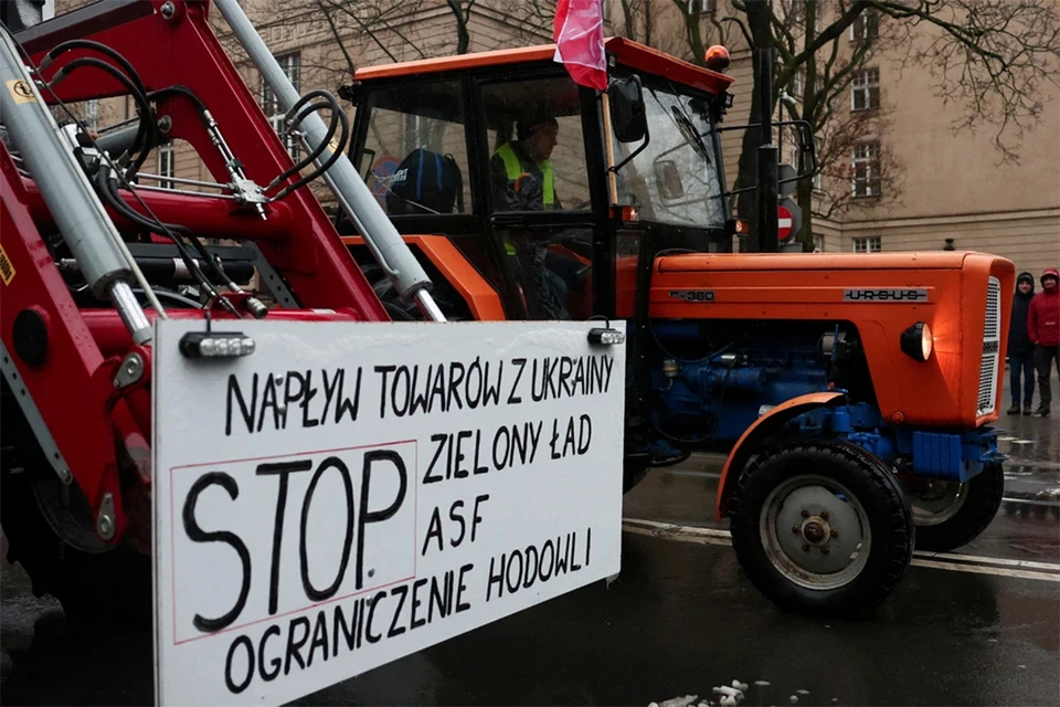 Украинские СМИ пишут о свозимой к польской границе сгоревшей сельхозтехнике. На фото: польские фермеры перекрыли границу, протестуя против демпинговых цен на украинскую продукцию.