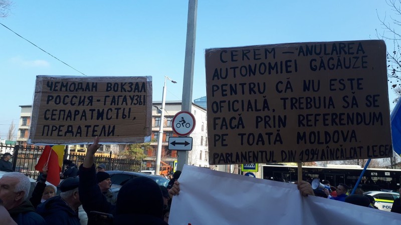 Вот с такими плакатами националисты приходят к зданию Конституционного суда в Кишиневе.