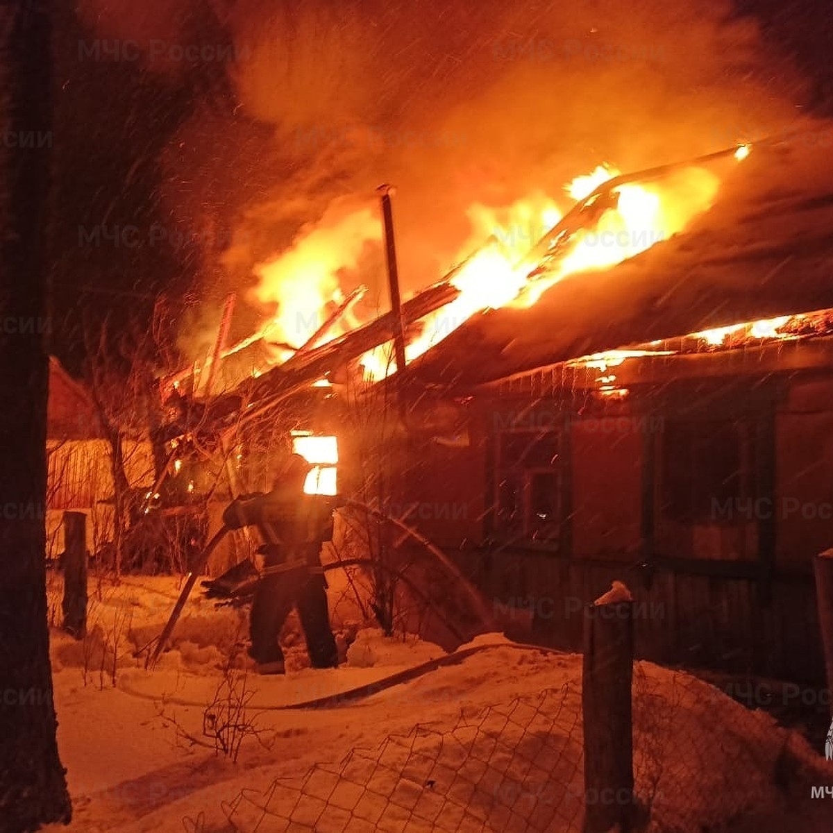 Огонь охватил дачный дом в Калужской области - KP.RU