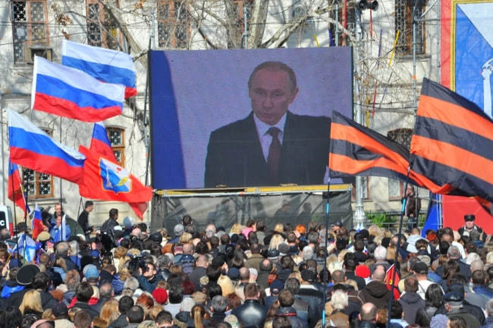Севастопольцы на площади Нахимова 18 марта 2014 года смотрят обращение Владимира Путина по поводу принятия Крыма и Севастополя в состав РФ. Фото: Архив «КП»