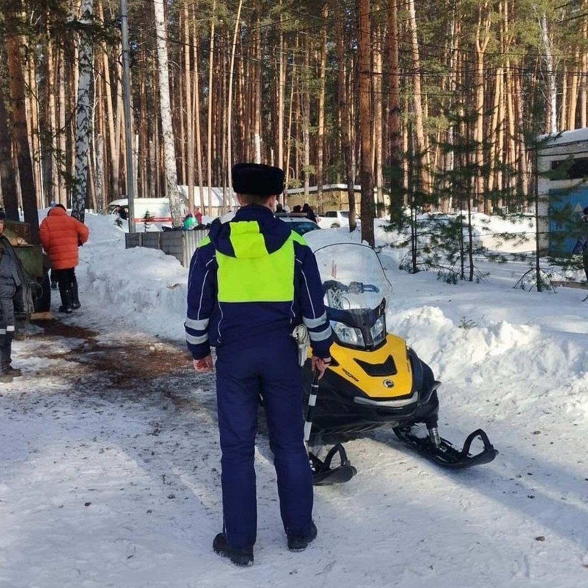 В Нижнем Тагиле снегоход влетел в толпу людей и покалечил 25-летнюю девушку  - KP.RU