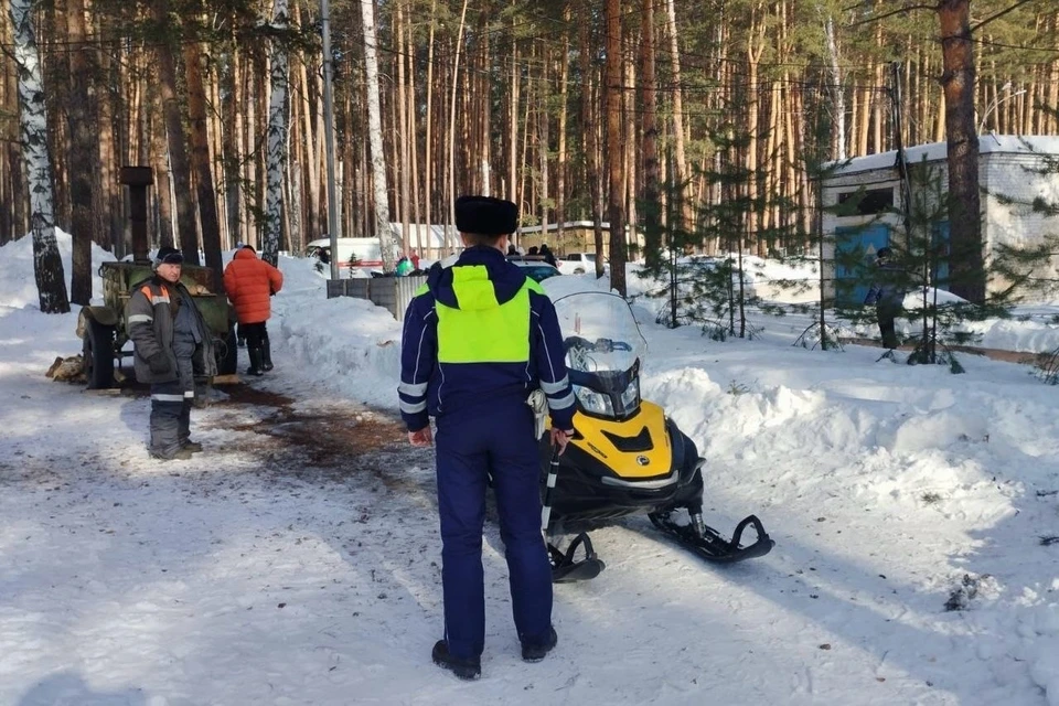 По словам водителя, у снегохода сломалась ручка газа. Фото: ГИБДД Свердловской области