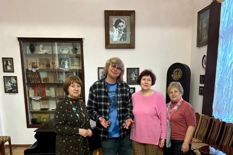 «Все серьезно»: Андрей Григорьев-Апполонов передал музею в Сочи именные серебряные вилки и деревянное блюдо