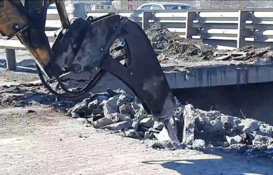Основание моста заменят на новое. Скрин видео мэрии.