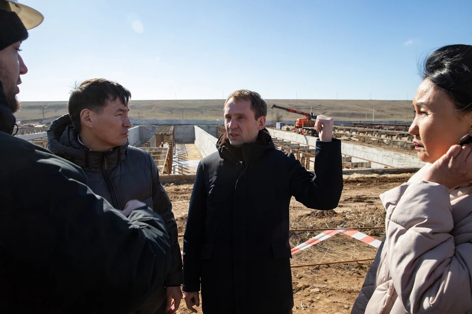 Министр осмотрел место строительства в Элисте. Фото: пресс-служба главы РК