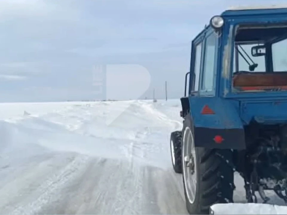 Проехать по занесенной снегом дороге невозможно уже четвертые сутки.