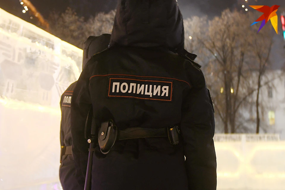 Полицейские опрашивают очевидцев, обстоятельства происшествия устанавливаются.