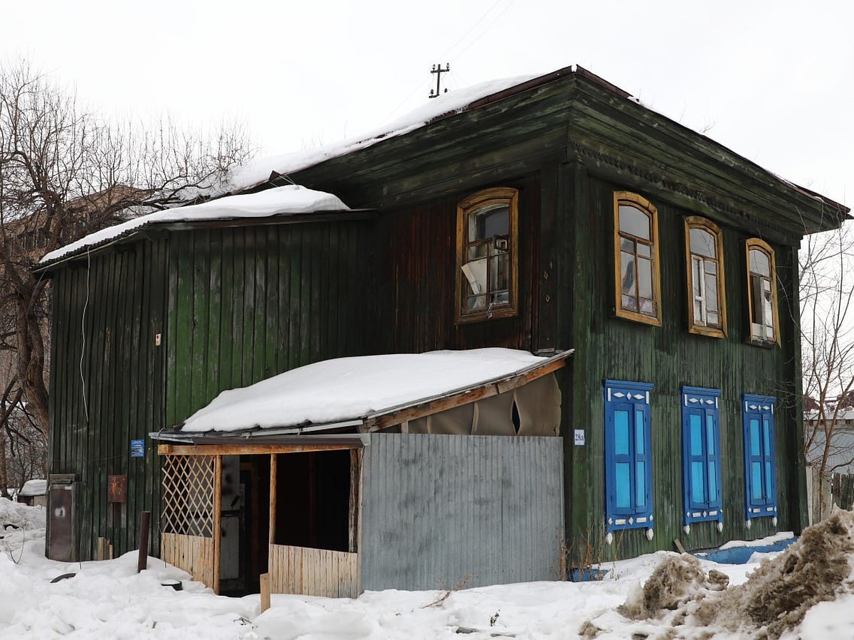 В центре Тюмени на Пароходской снесли 100-летний дом - KP.RU