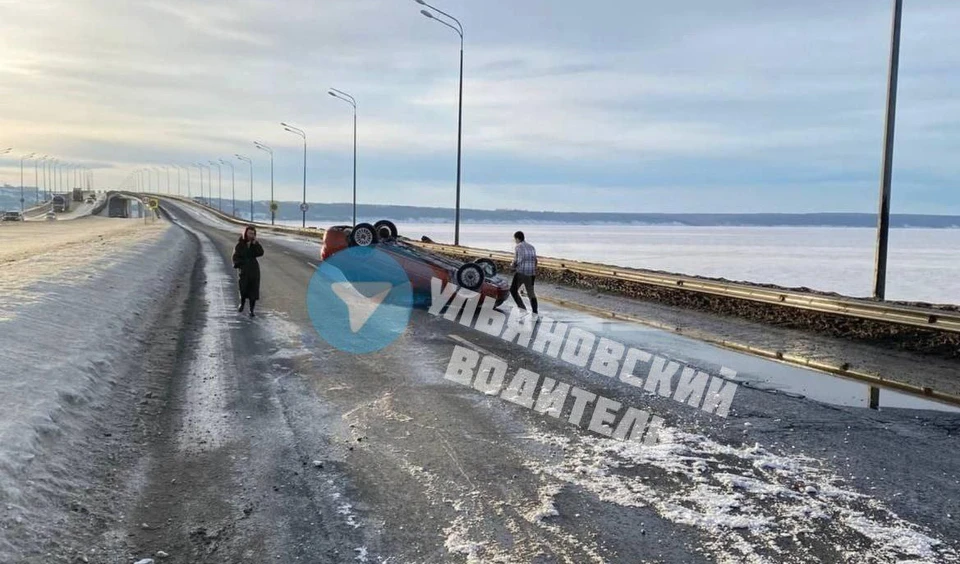 В Ульяновске на Президентском мосту 29 февраля перевернулась машина | ФОТО: телеграм-канал Ульяновский водитель