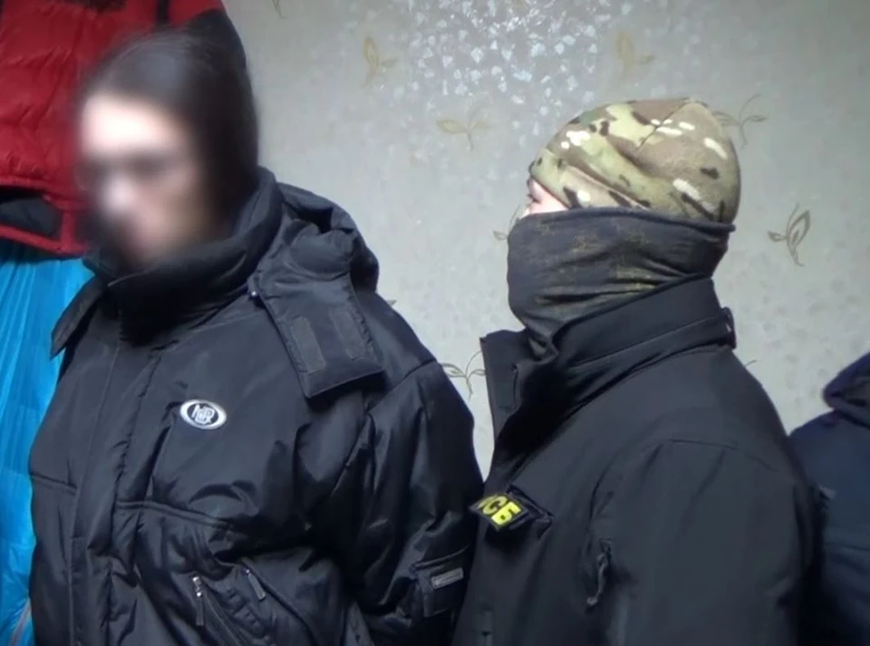 Сотрудники ФСБ поджидали задержанного возле его дома. Фото: кадр с видео