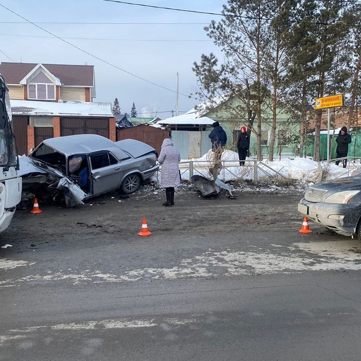 В Новосибирске произошло массовое ДТП с автобусом и четырьмя машинами -  KP.RU