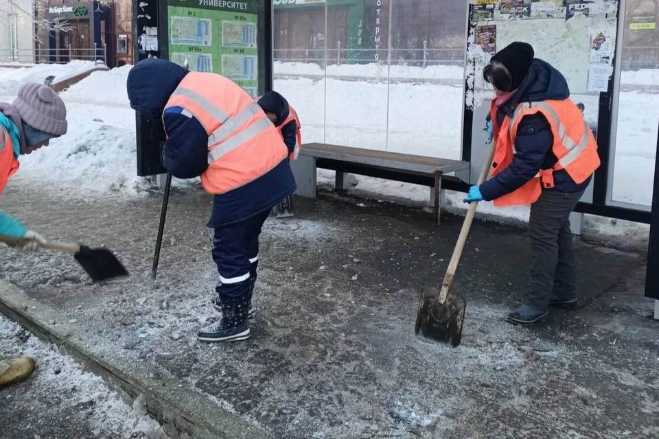 Основное внимание уделяется вывозу снега, расчистке водоотводных каналов и ливневок.