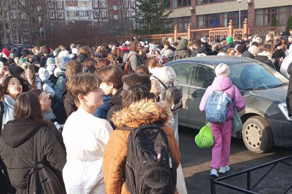 Школу на Планерной улице Петербурга эвакуировали из-за сообщения о минировании. Фото: https://t.me/Komenda24