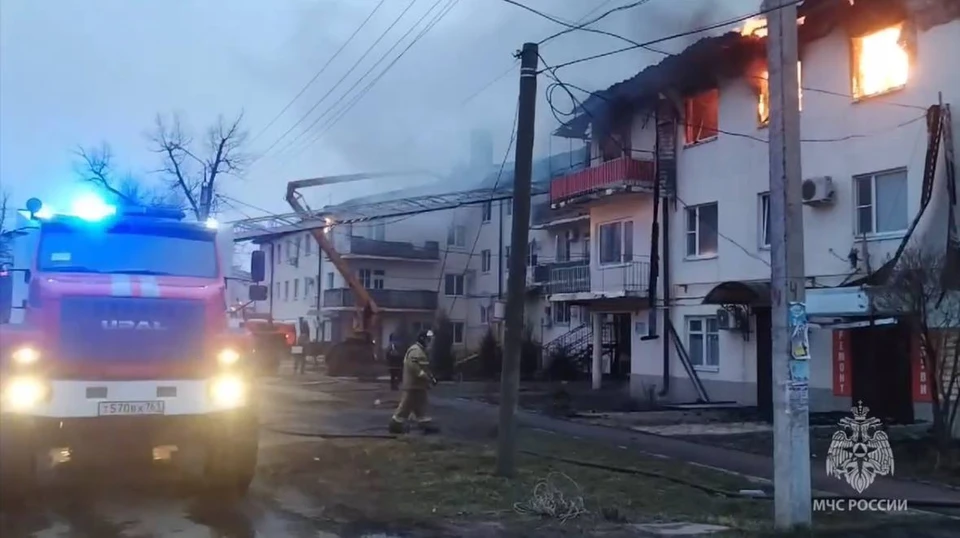 В Зернограде спасатели продолжают тушить многоквартирный дом. Фото: ГУ МЧС по Ростовской области