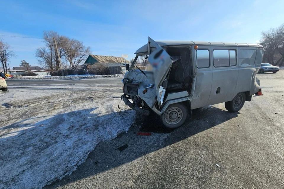 Водителя и пассажира «УАЗа» доставили в больницу