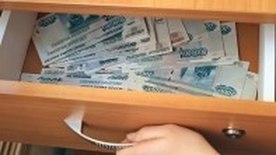 На протяжении года в табель учета рабочего времени записывали ложные данные о работе данного гражданина