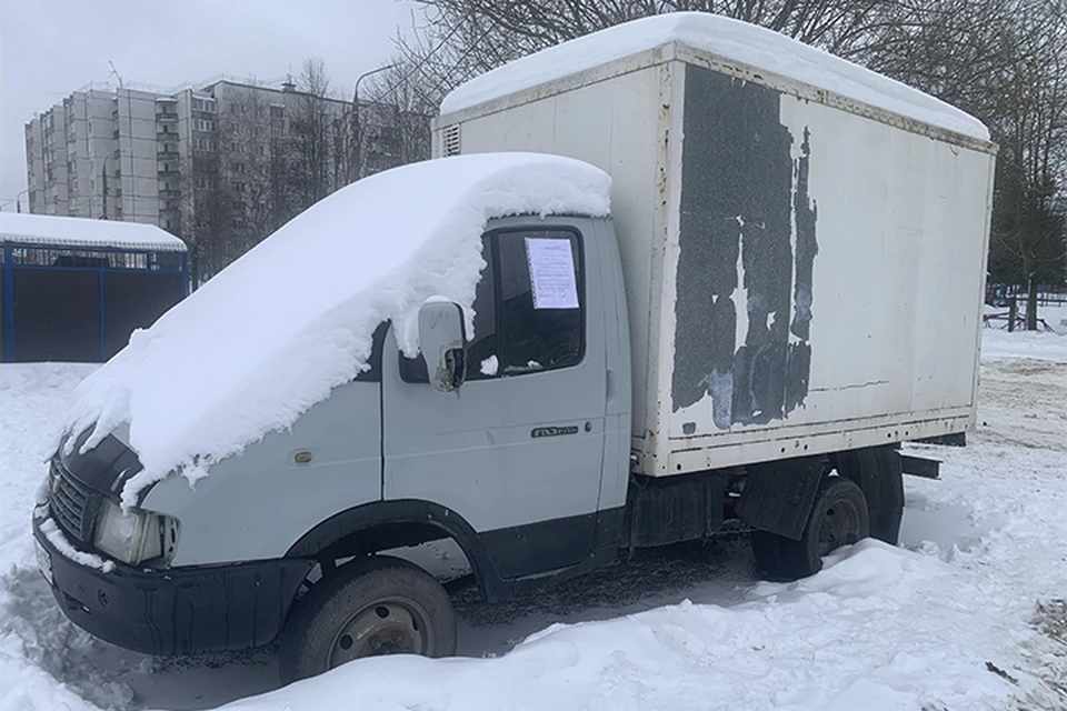 В Твери собственника обязали убрать брошенный фургон с общественной территории Фото: администрация Твери