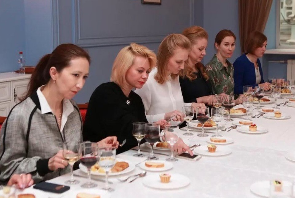 Помогают СВО и учат друг друга этикету: жены российских дипломатов приоткрыли свою «кухню»