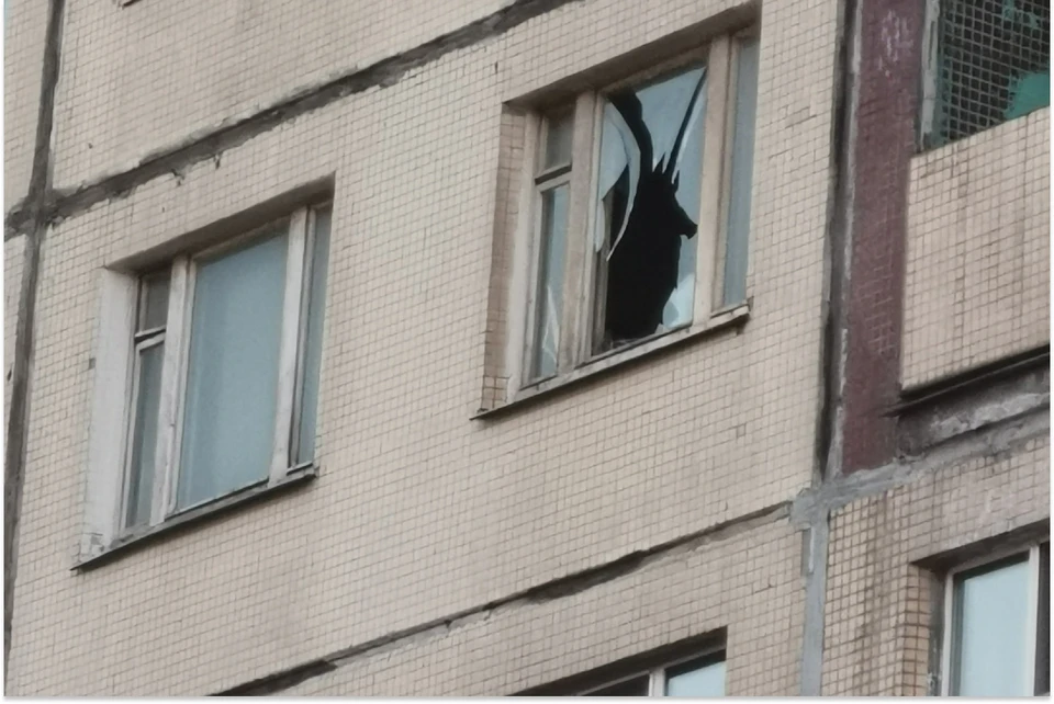 На проспект Большевиков мужчина пробил окно. Фото: ДТП и ЧП Петербурга