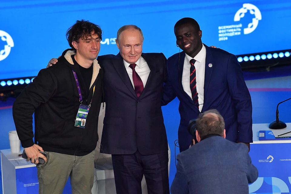 «Родственники» Путина поднялись на сцену, и президент сфотографировался с ними, обняв парней