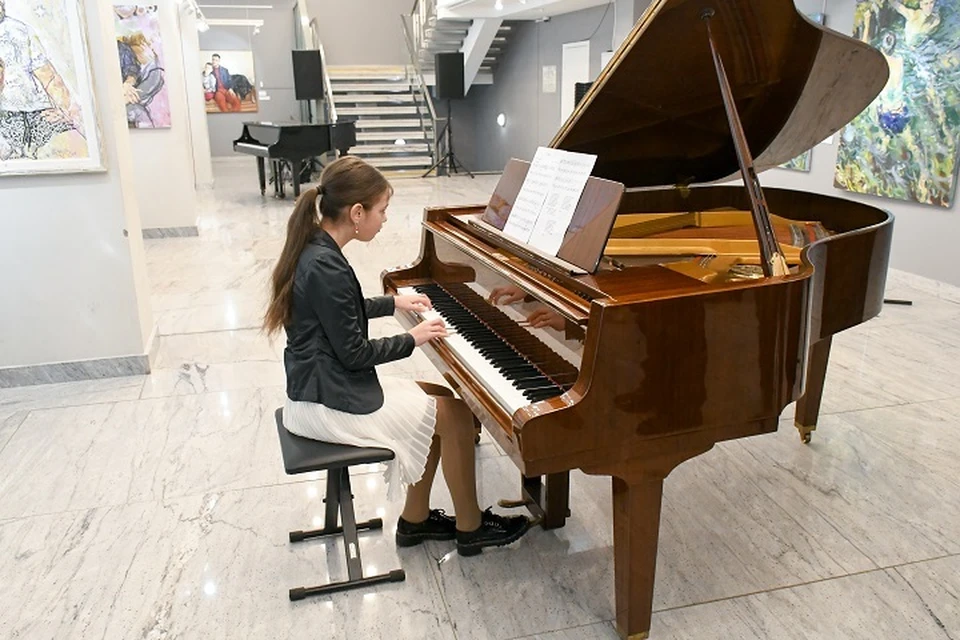 Дарья Кабанова сыграла на рояле Пахмутовой.