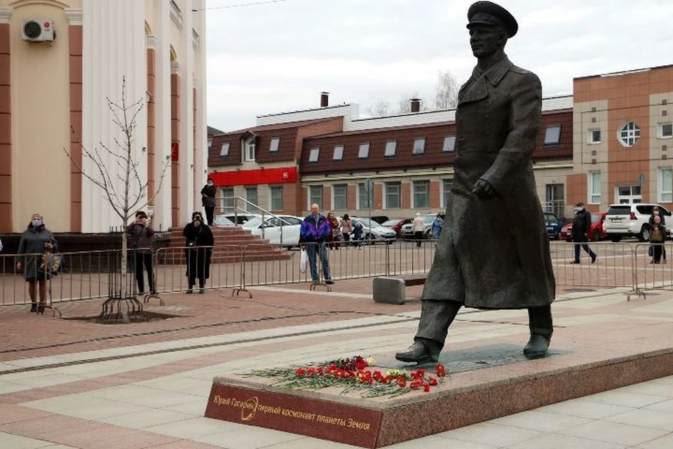 Памятник гагарину в брянске фото В Брянской области вспоминают Юрия Гагарина - KP.RU